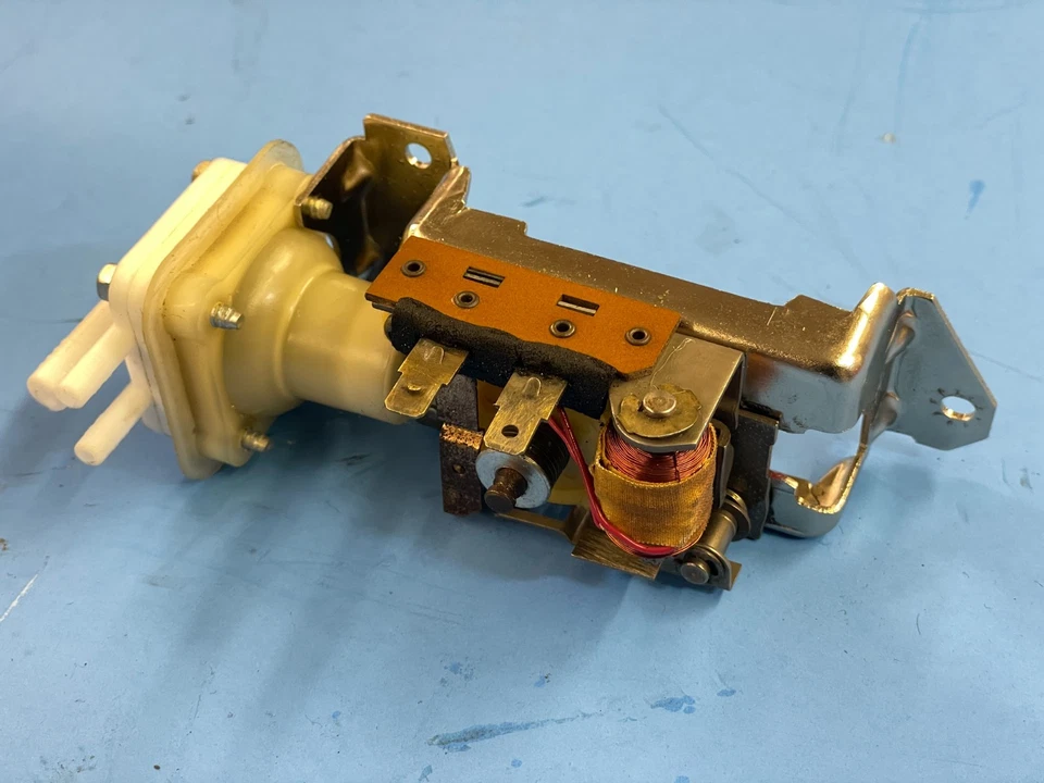 Bomba lavadora Camaro 1967 reconstruida con cubiertas de plástico Foto 3 de 4