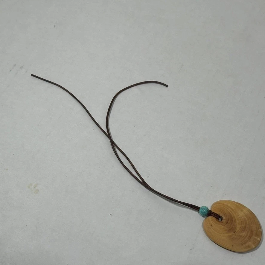 Collar colgante de madera en forma de corazón con cuentas de turquesa y cordón de cuero Foto 4 de 4