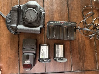 Canon EOS-1D Mark III 1DMK3 Body + 2 Batteries + Charger + Speedlite Flash