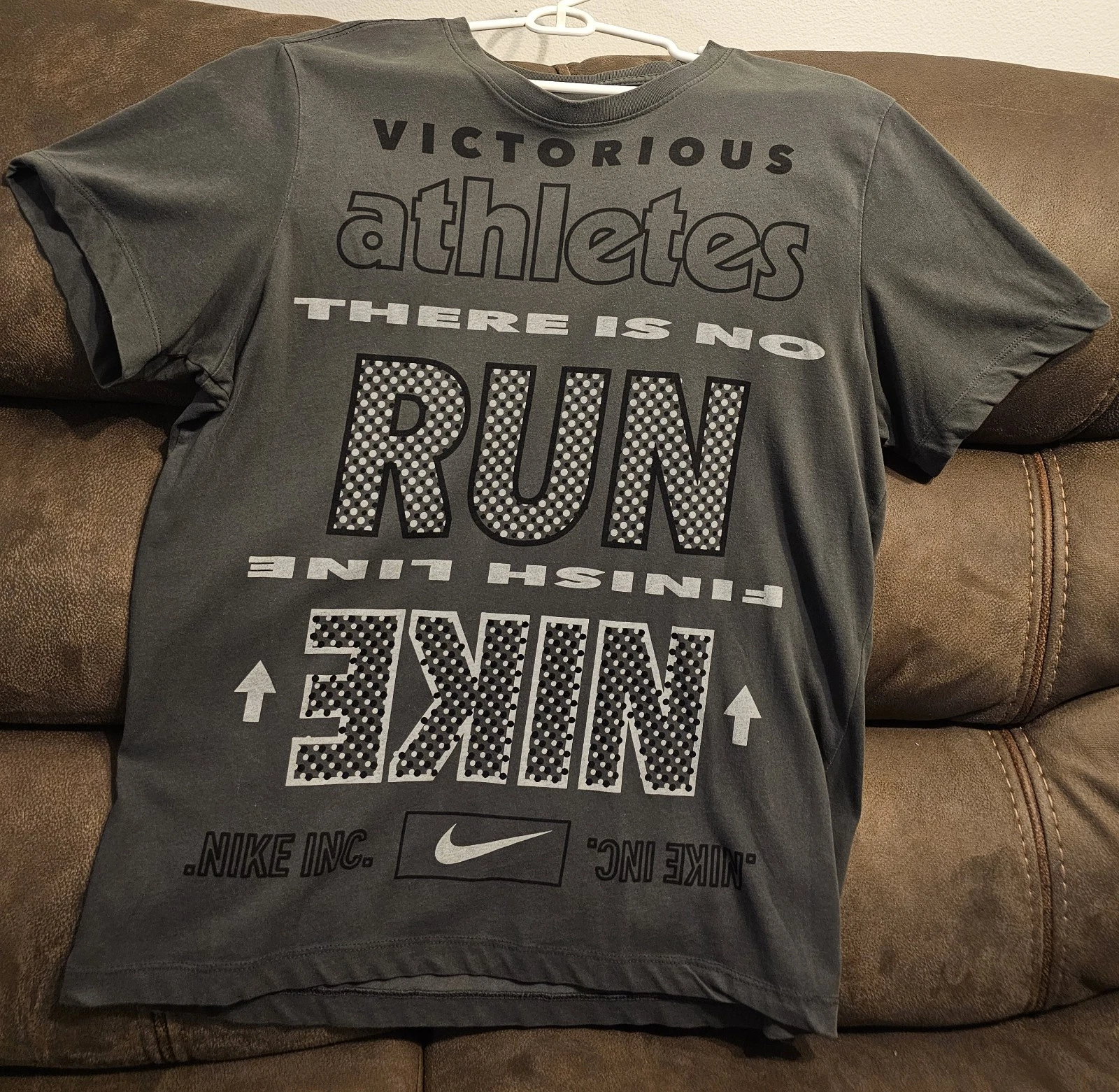 Nike Dri Fit Dry Breathe Rise 365 Wild Running Graphic T-Shirt Gray Size L
Opens in a new window or