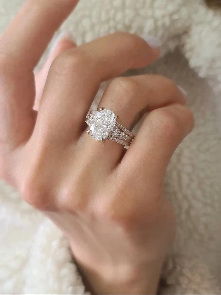 Alianza de compromiso de diamantes de corte ovalado de 4 quilates enchapada en oro blanco de 14 k Foto 2 de 4