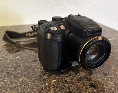 Fujifilm Finepix S7000 Digital Camera 6MP Super CCD Great Condition 