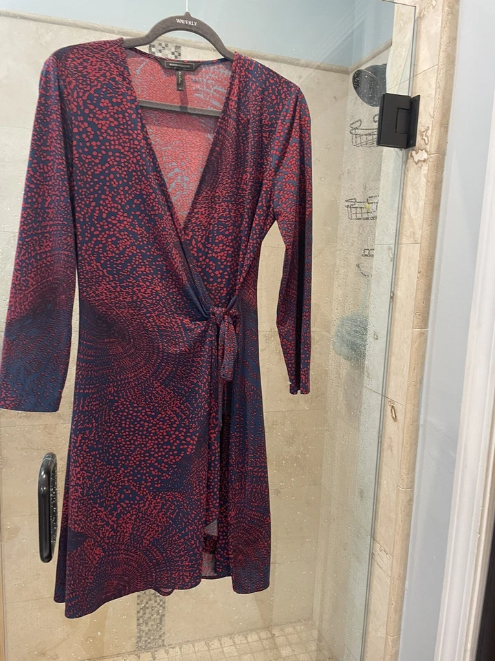 VESTIDO CRUZADO ESTAMPADO ADELE COMBO ROJO AZUL AZRIA BCBG MAX TALLA M Foto 2 de 4