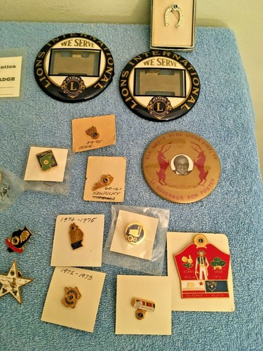 VINTAGE LIONS CLUB INTERNATIONAL BUTTONS PINS ETC LOT A - Picture 4 of 6