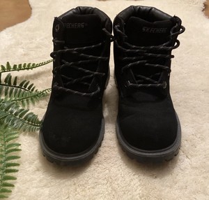 sketchers black boots