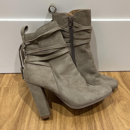 Novo Size 6 Beige Bootie Heels Ankle Boots - Picture 4 of 4