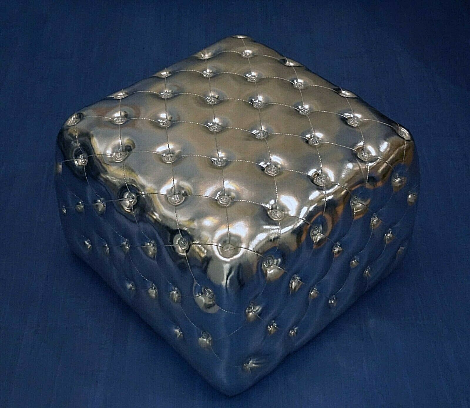 Fauteuil pouf Chesterfield argent et cristaux strass haut de gamme