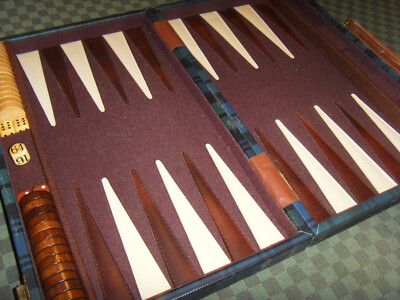 Table de Backgammon, jetons et les dés avec double six Photo Stock - Alamy