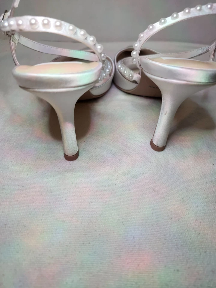 HERMOSOS ZAPATOS DE BODA BLANCOS SATINADOS Y PERLAS 7-8 DE DOLCE VITA Foto 3 de 4