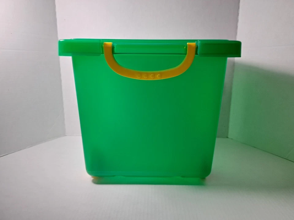 Estuche de almacenamiento LEGO 2012 verde rodante 4 ruedas diseño de cara guiñante buen estado Foto 4 de 4