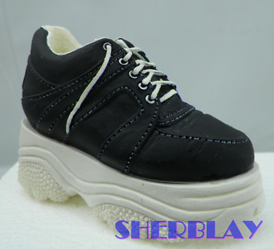 Just the Right Shoe - 25035 - Sneaking By - Raine - Willitts - Miniature Shoe