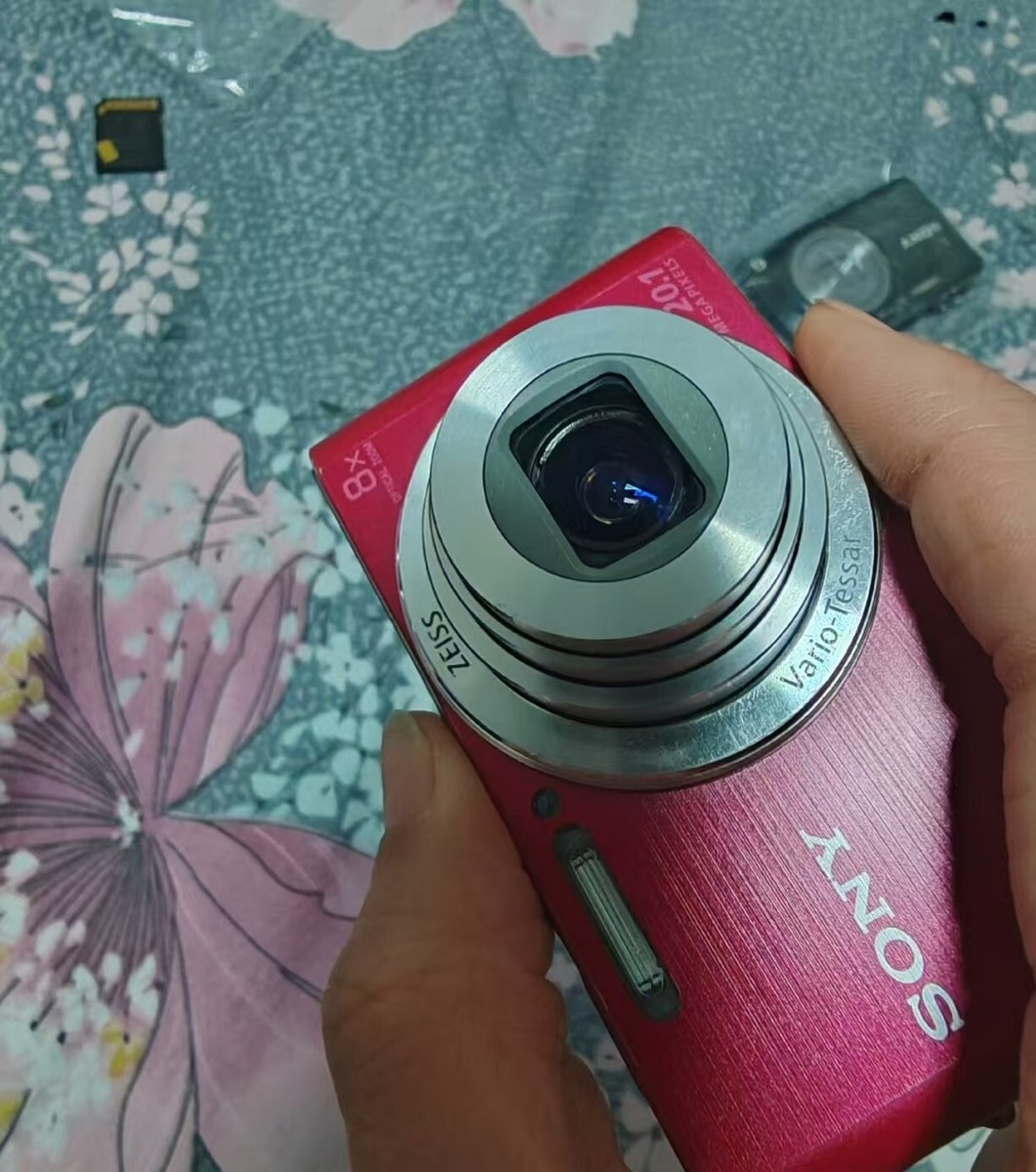 Sony Cybershot DSC-W830 20.1MP 8x Optical Zoom Digital Camera Red