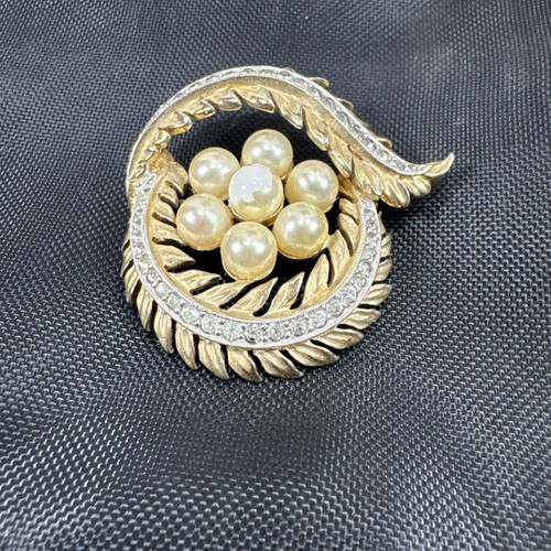 Vintage Jomaz Gold Tone & Pearl Brooch. - Picture 2 of 8