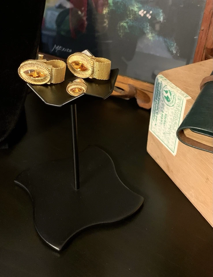 Gemelos y pasador de corbata vintage tono dorado con centro de mesa de gema de color ámbar R8 Foto 2 de 4