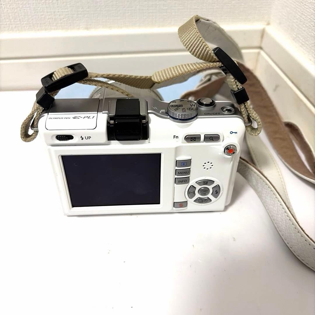 Olympus PEN E-PL1 White w/14-42mm Lens Kit Boxed Low Shutter 2520