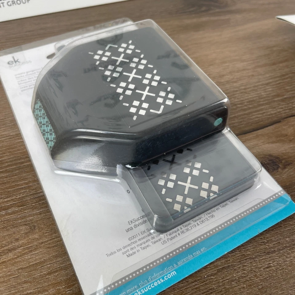 Lote de punzones de papel EK Success Martha Stewart borde dimensional flor ducha Foto 4 de 4