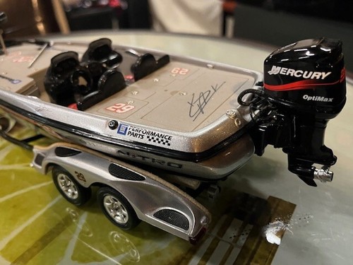 Kevin Harvick #29 Action Nitro Castaway GM Goodwrench 2002 Nitro Boat & Suburban - Picture 6 of 11