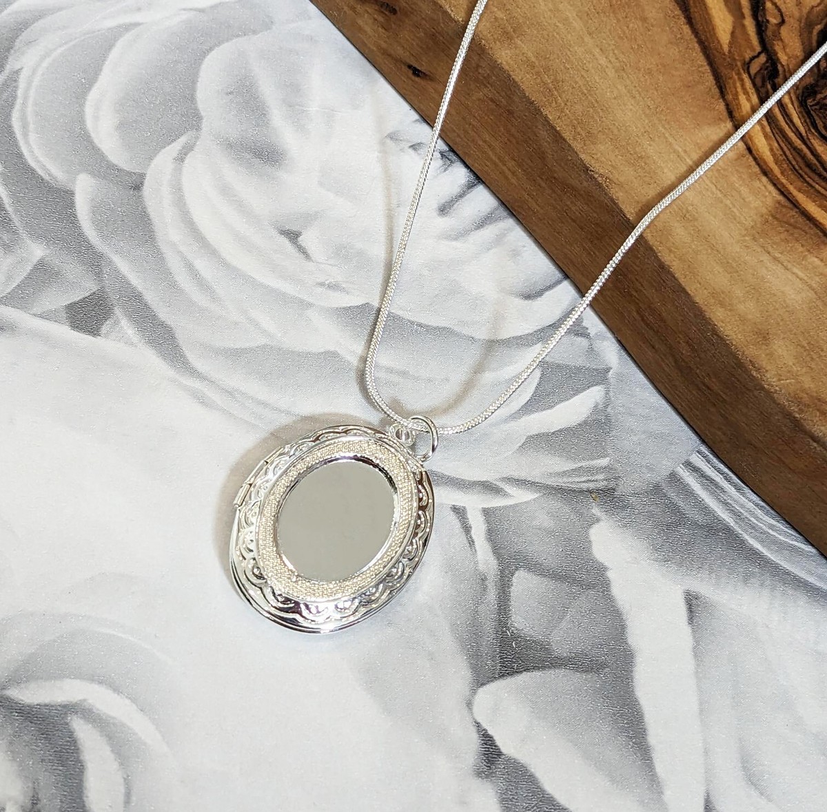 Solid 925 Sterling Silver Vintage Oval Locket Necklace for