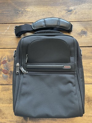 tumi travel tote