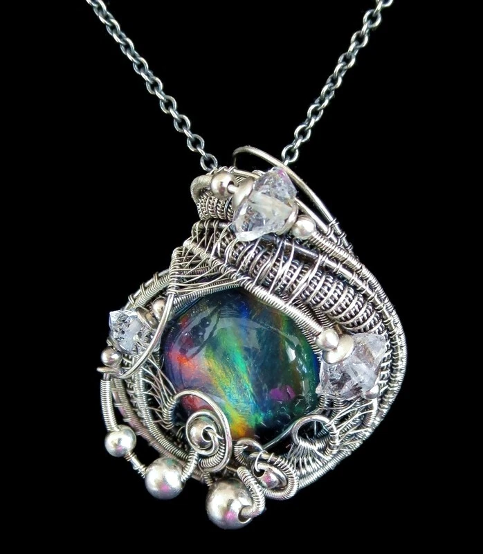 Colgante Aurora Opal envuelto en alambre en plata de ley con diamantes Herkimer Foto 2 de 4