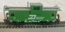 HO SCALE FULLY ASSEMBLED TRAIN CAR BN 10437 GREEN WIDE-VIEW CABOOSE