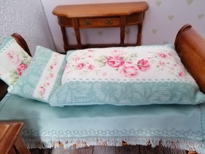 Hübsches,4-teilg. Rosen-Bettwäsche-Set(f.Einzelbett),1:12,mint-rosa,Miniatur