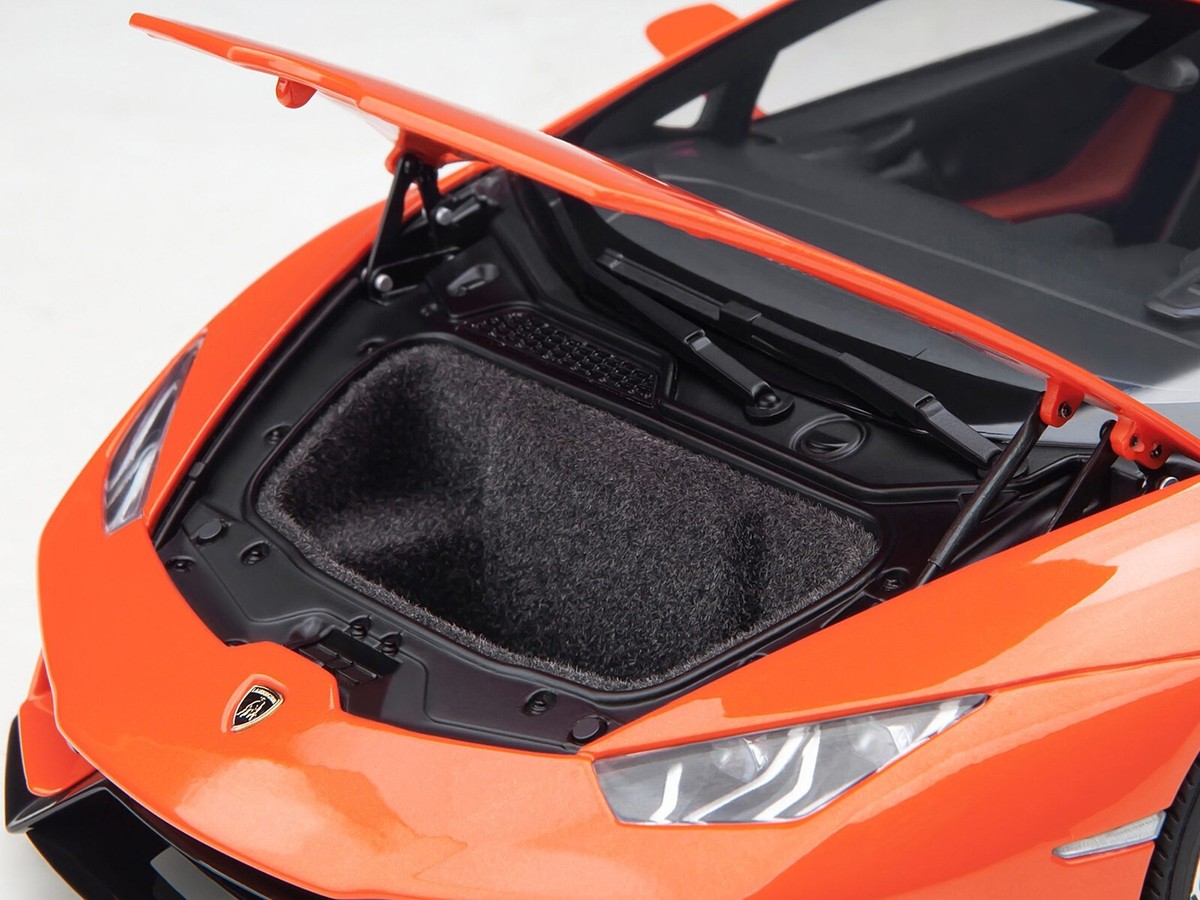 Lamborghini Huracan 1/18モデル オレンジ ケース付き Lamborghini Huracan 1/18モデル オレンジ ケース付き