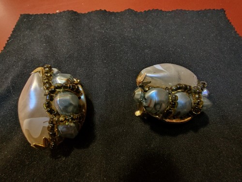 Costume jewelery - clip-on earings..beautiful! - Picture 4 of 8