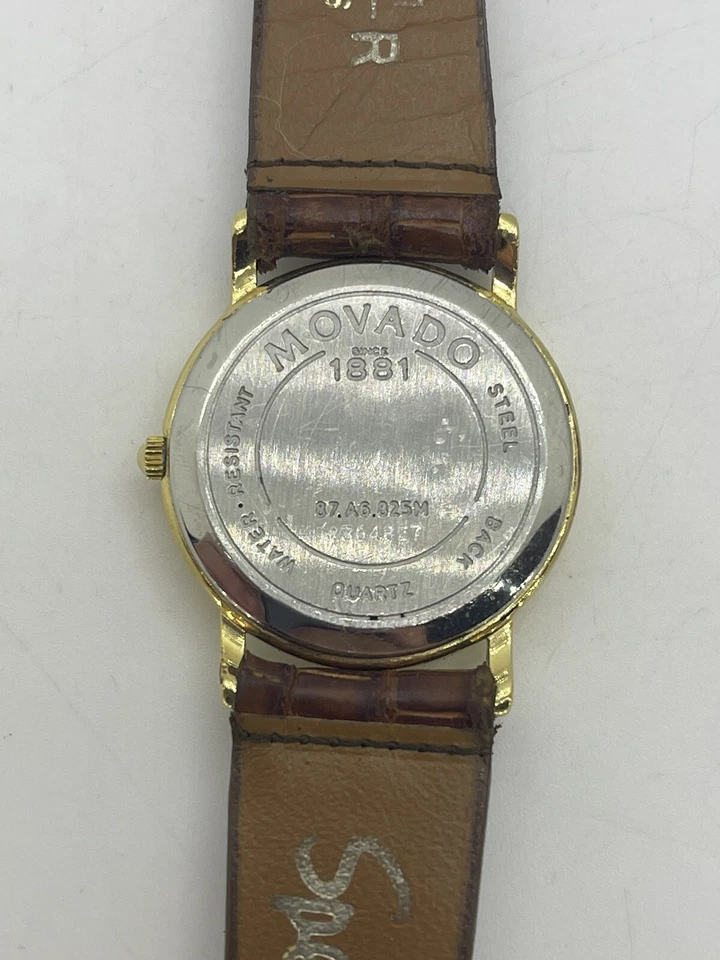 Reloj de cuarzo Movado de colección para mujer 87.A6.825M tono dorado cara negra fecha correa de cuero Foto 2 de 4