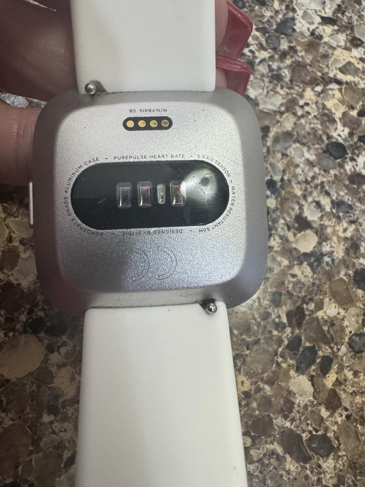 Умные часы Fitbit Versa Lite серебристые/белые протестированы на работу с зарядным устройством пульс - Изображение 3 из 4