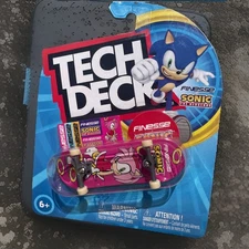 Sonic The Hedgehog Amy Rose Tech Deck Collectible Skateboard RARE