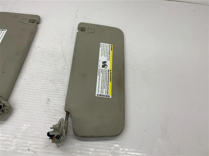 Солнцезащитные козырьки для водителя и пассажира GMC Yukon 2007-2014 годов выпуска серые с подсветкой от оригинального производителя - Изображение 4 из 4