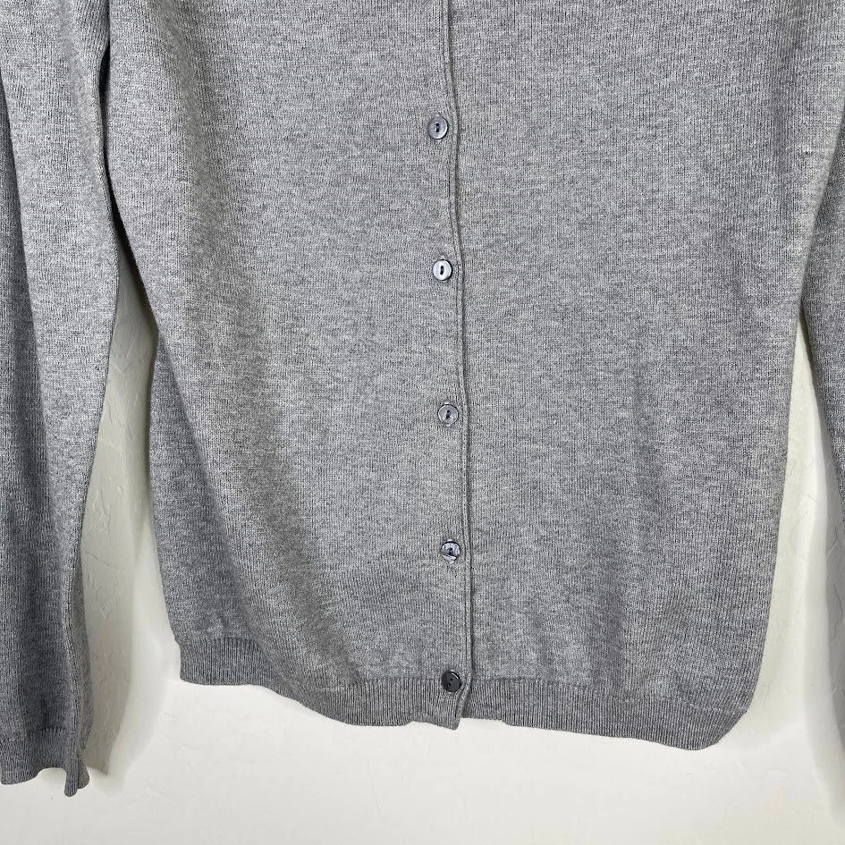 Cárdigan suéter con botones de algodón de seda para mujer Woolovers cuello en V gris talla pequeña Foto 3 de 4