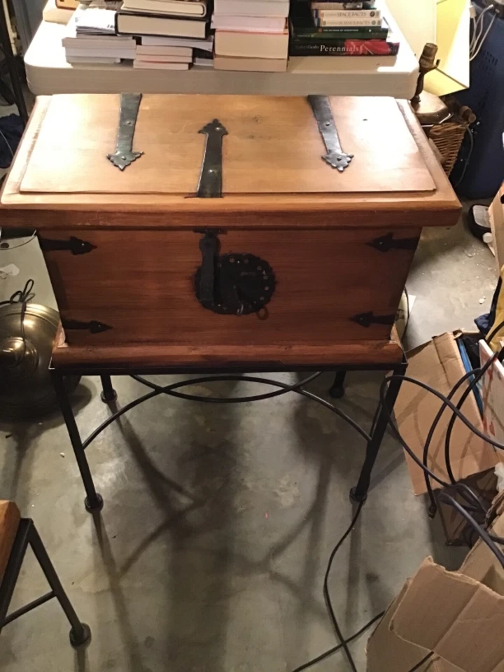 "Cofre elevador de pino mexicano rústico vintage de los años 80 con soporte de hierro Hecho en 31""" Foto 2 de 4