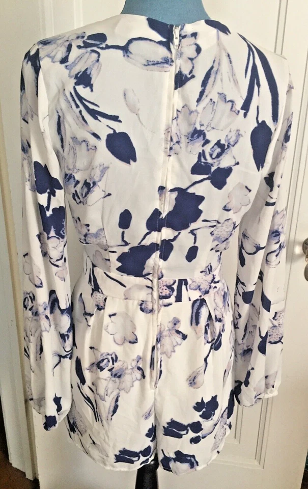 Mameluco floral Charlotte Russe blanco azul rosa corbata frontal mangas transparentes talla S Foto 4 de 4