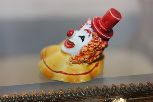 Dresser lot, Porcelain George Martha Washington Portrait Cameo, Art Deco, Clown - Picture 13 of 19