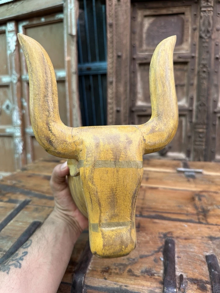 Colgante de pared cabeza de toro pintado amarillo tallado a mano madera antigua de 1&90’s Foto 4 de 4