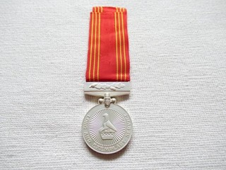 SIMBABWE MEDAILLE FÜR LANGEN UND BEISPIELHAFTEN DIENST GRAVIERUNG AUF DEM RAND