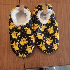 POKEMON PIKACHU Boys Slippers M/L Fuzzy Lining Soft Texture Grip Sole Preowned
