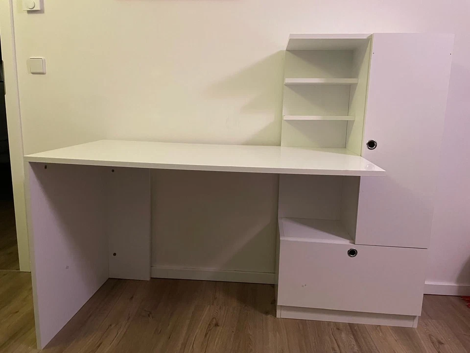 Schreibtisch mit kleinem Schrank
