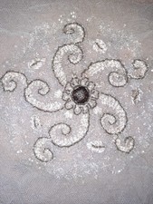 application ancienne en perles blanche irisée  passementerie sur tulle dia 20 cm