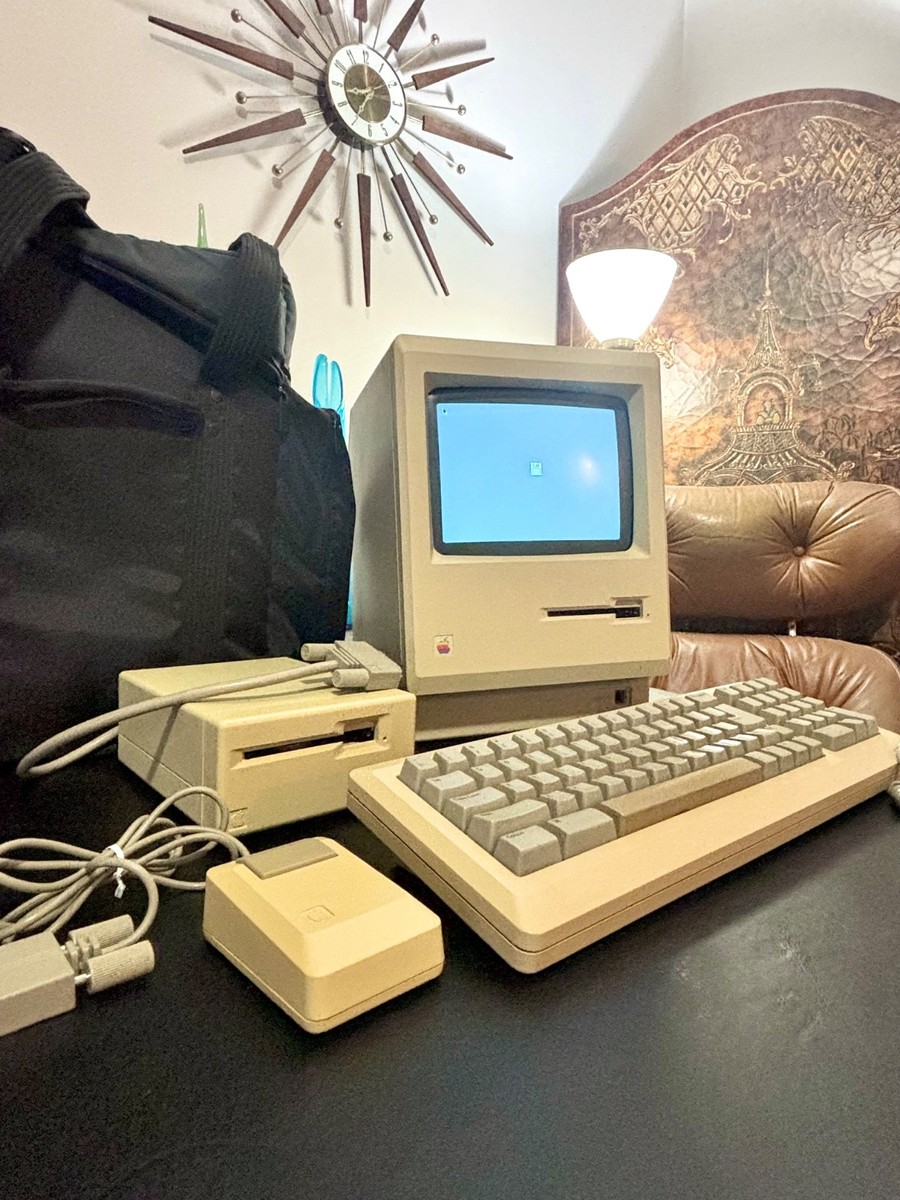 The First 1984 APPLE MACINTOSH 128K Model M0001 Set with Travel