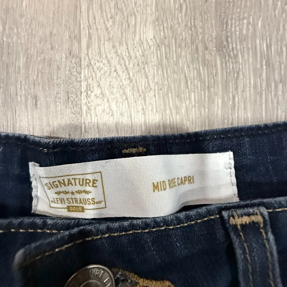 Pantalones de mezclilla capri Signature by Levi Strauss para mujer 16 lavado oscuro tiro alto puños Foto 3 de 4