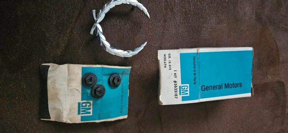 NOS 1964 - 1965 Cadillac Fleetwood 60 Eldorado roof wreath 3633187 4416721 - Image 2 of 4