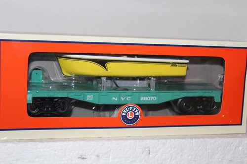 Lionel #1928070 NUEVA YORK CENTRAL FLATCAR CON BARCO | Condition: New