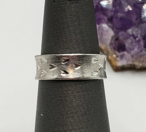 VINTAGE STERLING SILVER ETCHED HEARTS BAND RING SIZE 5.5