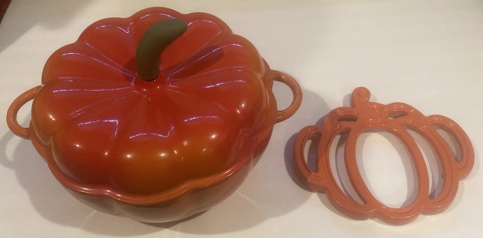 Technique Pumpkin Cast Iron Dutch Oven 3 Qt Enamel w/ Insulated Handle & Trivet