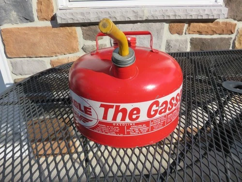 Vintage 1976 Eagle "The Gasser" 2 1/2 Gallon Model XM-M2 1/2 Metal Gas Can LOOK
