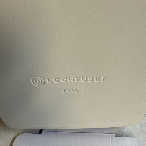 Le Creuset Set of 2 Cerise Square Baking Dishes 5.5" & 9" Stoneware Open Box - Picture 4 of 7