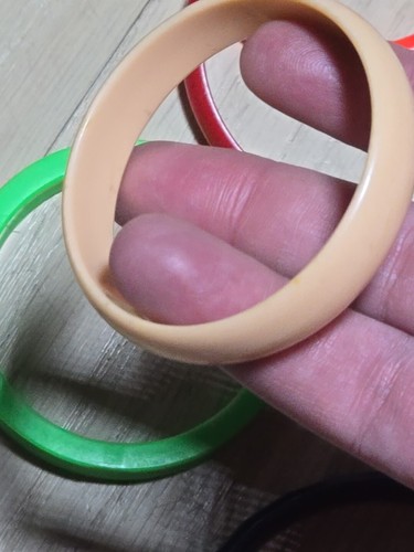 Lot Of 29 Vintage Multi Color Plastic Bangle Bracelets Stackable Wavy Hearts - Picture 11 of 11